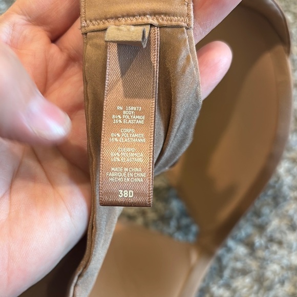 SKIMS Tan Seamless T-Shirt Bra - Picture 3 of 8